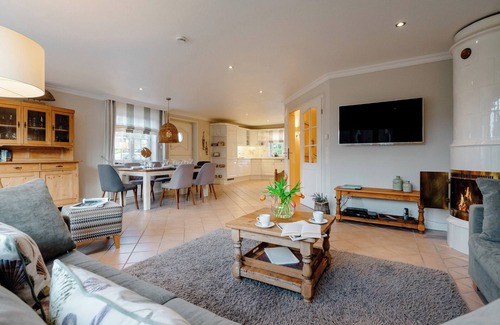 Großmorsum House | Spacious half of the house with tiled stove, bright and close to the mudflats