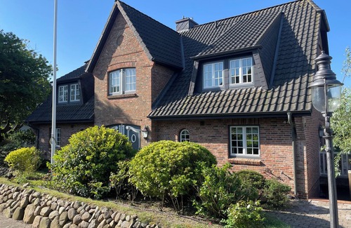 Großmorsum House | Spacious half of the house with tiled stove, bright and close to the mudflats