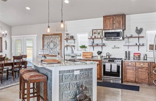 Bandera House | Spacious Hill Country Guest House with firepit and hot tub