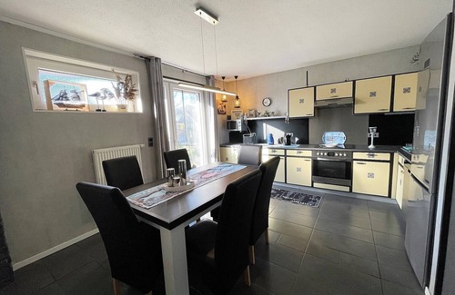 Fahretoft Apartment | Spacious Holiday Home Sanfte Brise 1 with Garden near the Sea