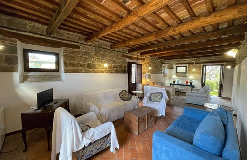 Amandola House | Spacious Holiday Home with Swimming Pool