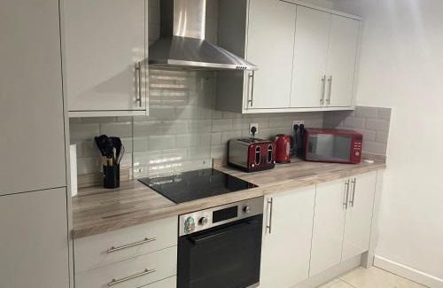 Harlow House | Spacious Home, Garden, in Harlow, Great for Contractors & Relocators