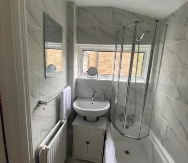Harlow House | Spacious Home, Garden, in Harlow, Great for Contractors & Relocators