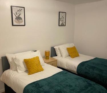 Harlow House | Spacious Home, Garden, in Harlow, Great for Contractors & Relocators