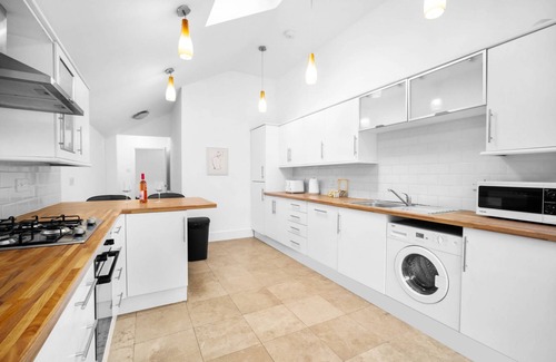 Birmingham House | Spacious Home in Harborne