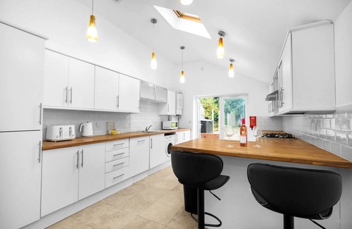 Birmingham House | Spacious Home in Harborne
