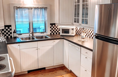 Newport House | Spacious home in the Heart of Downtown Newport! Walk Everywhere