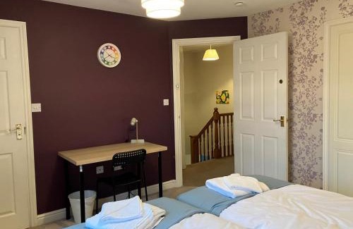 Walsall House | Spacious Home in Walsall with Parking & Garden