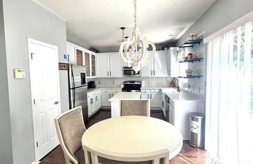 Charlotte House | Spacious Home Near 🚉 , Uptown, 🏈, ⚽, ⚾, PNC Pavilion, 🏁, UNCC & Airport!