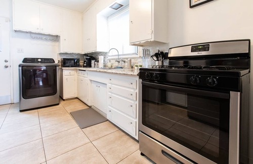 Somerset House | Spacious Home Sleeps 6 Free Parking Laundry