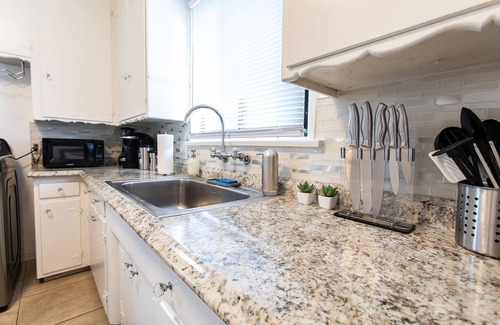 Somerset House | Spacious Home Sleeps 6 Free Parking Laundry