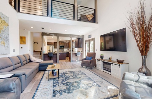 Bass Lake House | Spacious home with full kitchen, pool table, wifi & great location near lake