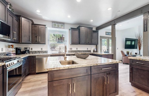 Bass Lake House | Spacious home with full kitchen, pool table, wifi & great location near lake