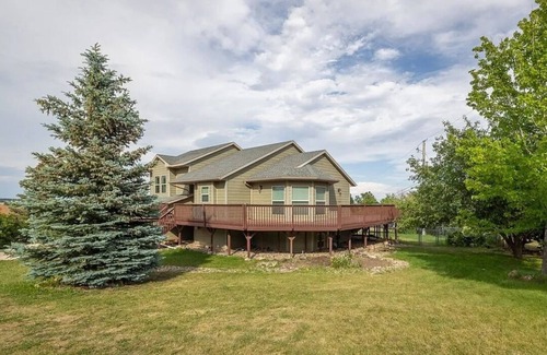 Blackhawk House | Spacious Home with Hot tub and Fire Pit Table-5 minutes from Rapid City