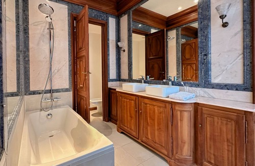 Neuilly-sur-Seine House | Spacious house, perfect for a family. Opposite the Jardin de l'Acclimatation.