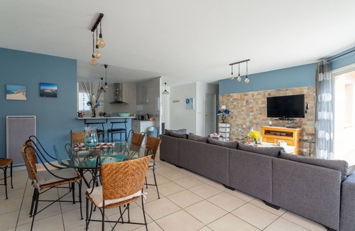 Aureilhan House | Spacious house 600m from lake, sleeps 8, pool