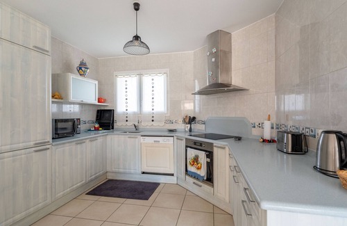 Aureilhan House | Spacious house 600m from lake, sleeps 8, pool