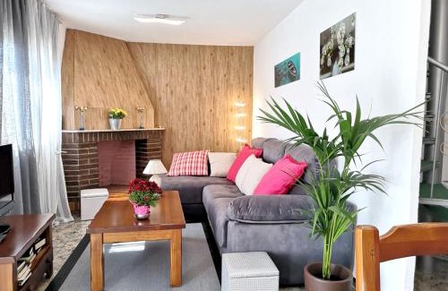 Deltebre House | Spacious House in Deltebre with Terrace