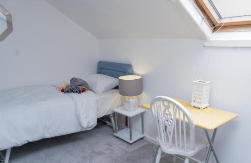 Leigh House | Spacious house near Westleigh Township, 4 Bed Room, Wifi, Private Parking