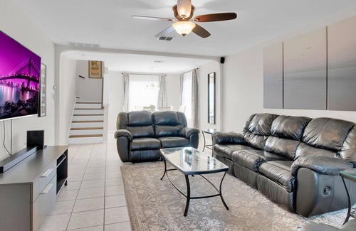 West San Antonio House | Spacious house outside Lackland - great for families - BMT - pet friendly