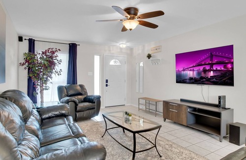 West San Antonio House | Spacious house outside Lackland - great for families - BMT - pet friendly