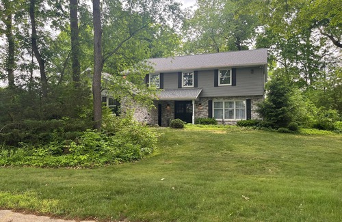 South Bend House | Spacious House w/Charming Backyard in quiet neighborhood 5.2 mi from ND Stadium