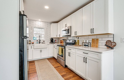 Long Pond House | Spacious house with deck, shared tennis and basketball courts - pool