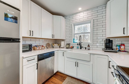 Long Pond House | Spacious house with deck, shared tennis and basketball courts - pool