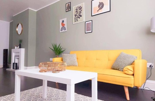 Derby Apartment | Spacious house with secure gated parking