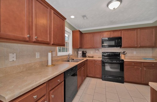 Pine Forest House | Spacious 🏠 Just Minutes From Fort Liberty and Methodist University!