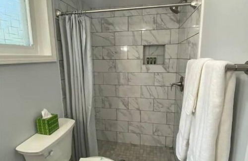 Maggie Valley House | Spacious King Bed Cottage at Veda Inn