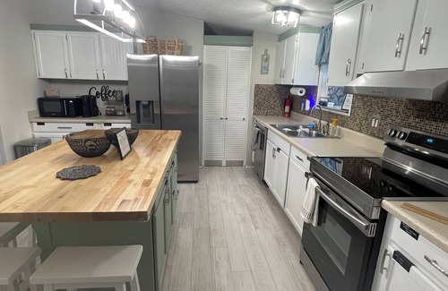 Denver House | Spacious Lake-adjacent Home in Denver, sleeps up to 10. Dog friendly!