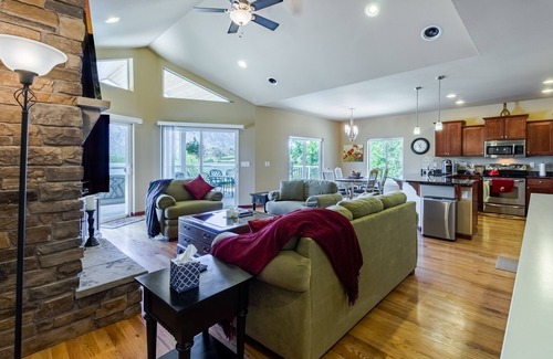 Manson House | Spacious Lakefront Home