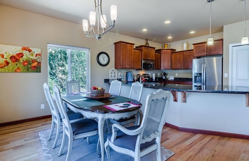Manson House | Spacious Lakefront Home