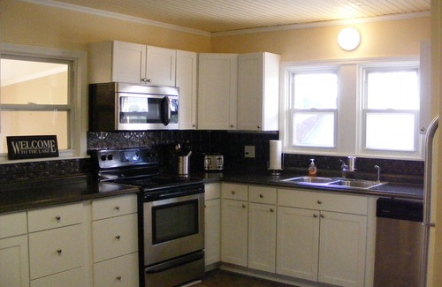 Copeland House | Spacious Lakefront w/private dock between Grove and Monkey Island!