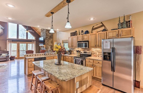 Deadwood Cabin | Spacious Lead Getaway w/Private Hot Tub & Deck!