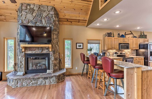 Deadwood Cabin | Spacious Lead Getaway w/Private Hot Tub & Deck!