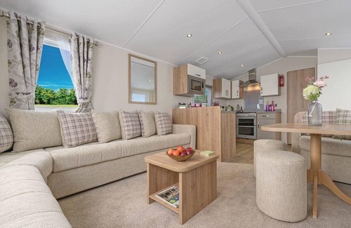 Dawlish Cabin | Spacious lodge with one double with ensuite shower and two twin.