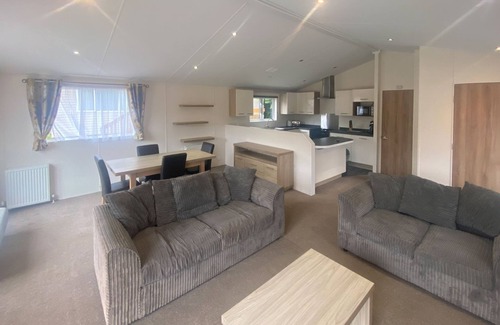 Dawlish Cabin | Spacious lodge with one double with ensuite shower and two twin.