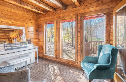 Burnips Cabin | Spacious Log Cabin on Golf Course, +Indoor Hot Tub