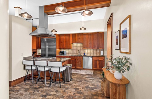 Downtown - Waterfront Condo | Spacious Lux Condo-Walk to Canal Park-Lakeviews