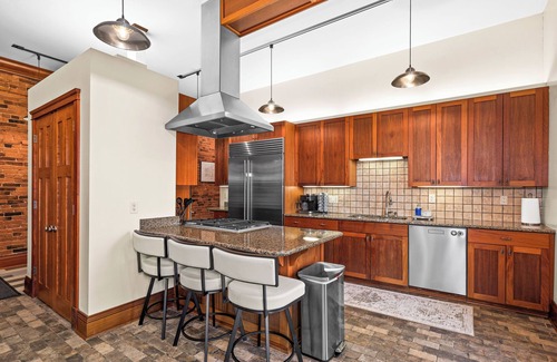 Downtown - Waterfront Condo | Spacious Lux Condo-Walk to Canal Park-Lakeviews
