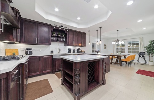 North Houston House | Spacious Luxury 5 bed/3 bath house with Pool and Gameroom in fantastic Houston