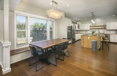 Windsor House | Spacious Luxury ~ Downtown Windsor ~ Locust Estates