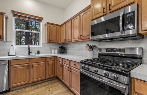 Flagstaff House | Spacious Luxury Family Home in the Pines | Patio Dining + Firepit + Gym + Office