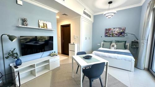 Jumeirah Apartment | Spacious Luxury Studio Near Mall of the Emirates with Pool Access