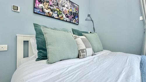 Jumeirah Apartment | Spacious Luxury Studio Near Mall of the Emirates with Pool Access