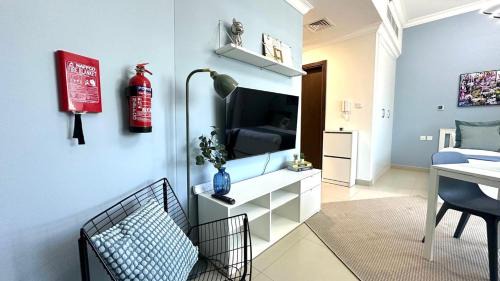 Jumeirah Apartment | Spacious Luxury Studio Near Mall of the Emirates with Pool Access