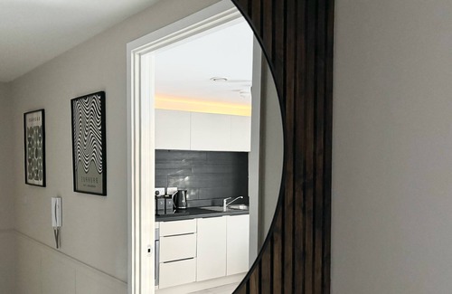 Salford Apartment | Spacious Manchester Apartment Free Parking Long Term & Short Stay Luxury Rental