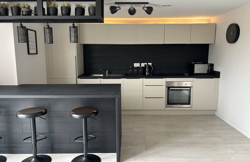 Salford Apartment | Spacious Manchester Apartment Free Parking Long Term & Short Stay Luxury Rental